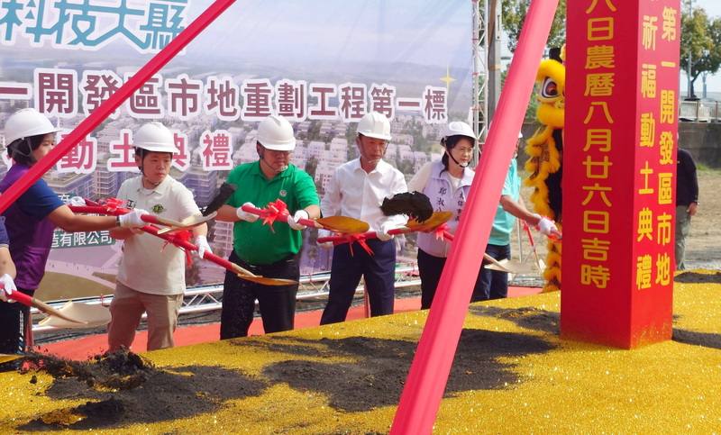 位於台積電先進封裝廠旁「嘉義縣擴大縣治第一開發區市地重劃工程第一標」6日動土，縣長翁章梁（左4）、民進黨立委蔡易餘（左3）等人參與動土祈福儀式。