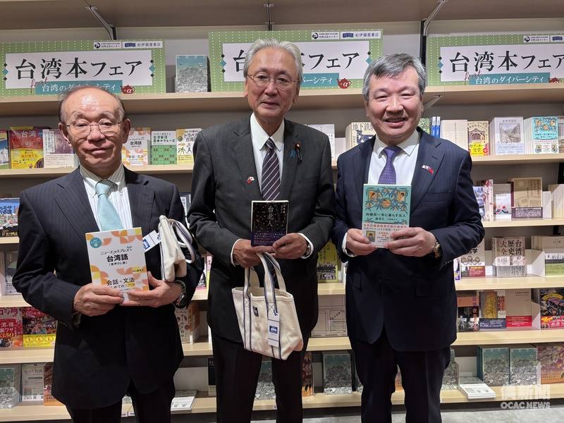 第5屆「臺灣月書展」5日在紀伊國屋書店新宿本店舉行開幕式，今年以「多樣性」為主題。駐日代表李逸洋（右）、日臺友好議員聯盟會長古屋圭司（中）、日本台灣交流協會理事長谷崎泰明（左）出席開幕式致詞。