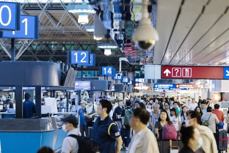 桃園國際機場公司表示，國慶連假疏運期間為8日至12日，出境高峰為8日及9日，入境高峰則為11日，建議旅客於航班起飛前3小時辦理報到，並善用多元智慧化服務提升效率。（桃園國際機場公司提供）