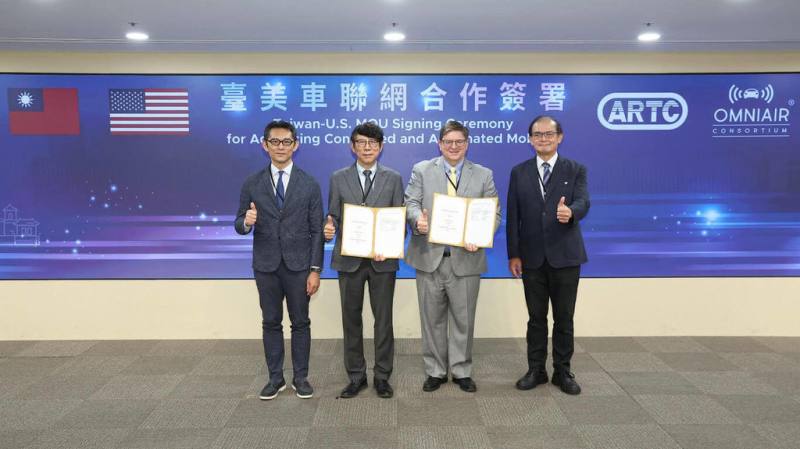 TARC主委暨車輛中心董事長王正健（左2）與美國 OmniAir Consortium 執行董事 Jason M. Conley（右2）簽署合作備忘錄，經濟部產業技術司司長郭肇中（左1）及TAIFE主席暨工研院副院長胡竹生（右1）共同見證。（經濟部提供）