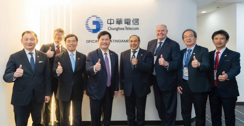 中華電信全球瓜地馬拉分公司開幕剪綵，圖為外交部拉丁美洲及加勒比海司司長韓志正（左1）、中華電信全球瓜地馬拉分公司拉美區經理張簡維仁（左2）、外交部國經司司長葉志誠（左3）、外交部長林佳龍（左4）、中華電信全球股份有限公司董事長周宗邰（右2）、中華電信國際分公司副總經理白明正（右1）等人出席活動。（中華電提供）