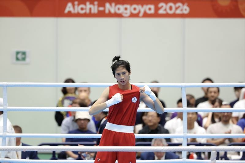 名古屋亞運女子拳擊60公斤級金牌戰2日在愛知縣舉行，臺灣好手林郁婷（圖）擊敗中國選手拿下金牌，秀出胸前的中華奧會會徽。
