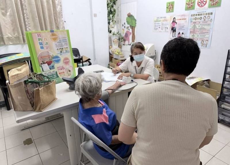 屏東縣政府推廣病人自主權利，目前有30家醫療機構提供預立醫療照護諮商服務，民眾可在意識清楚、具備決策能力時，先了解未來可能面臨的醫療情境，表達自己的醫療意願。（屏東衛生局提供）