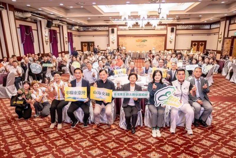 「台灣東區觀光圈聯盟協會」6日成立，首屆理事長李數奼（前右4）代表產業界感謝觀光署與兩個管理處長期輔導，為東部觀光史上的重要里程碑。（花東縱谷國家風景區管理處提供）
