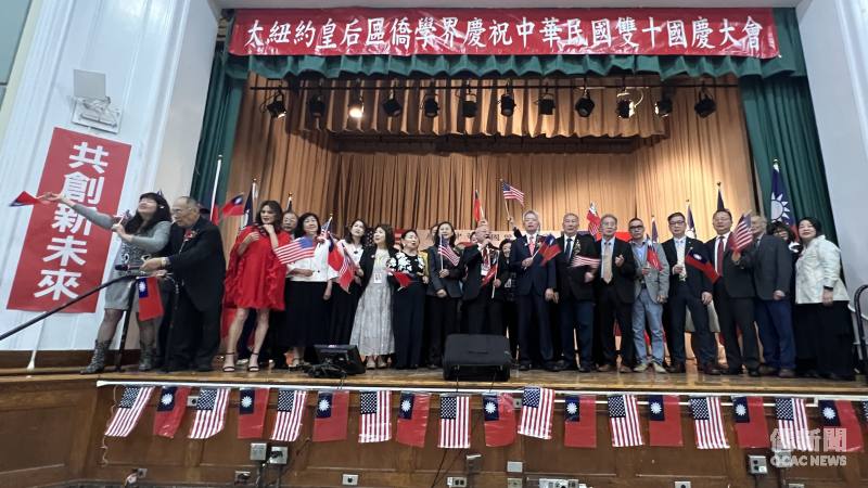 慶祝大會35位籌備委員與貴賓齊唱愛國歌曲。