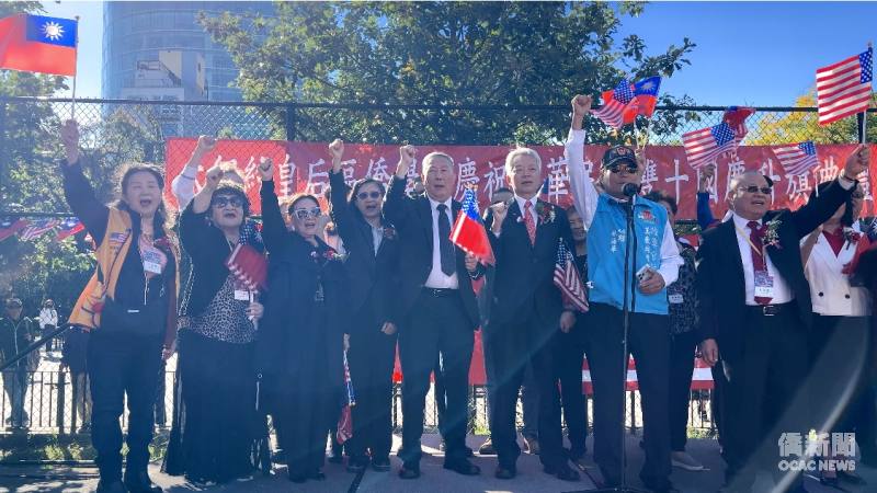 升旗典禮大家齊聲熱呼口號「中華民國萬歲，臺灣加油」。