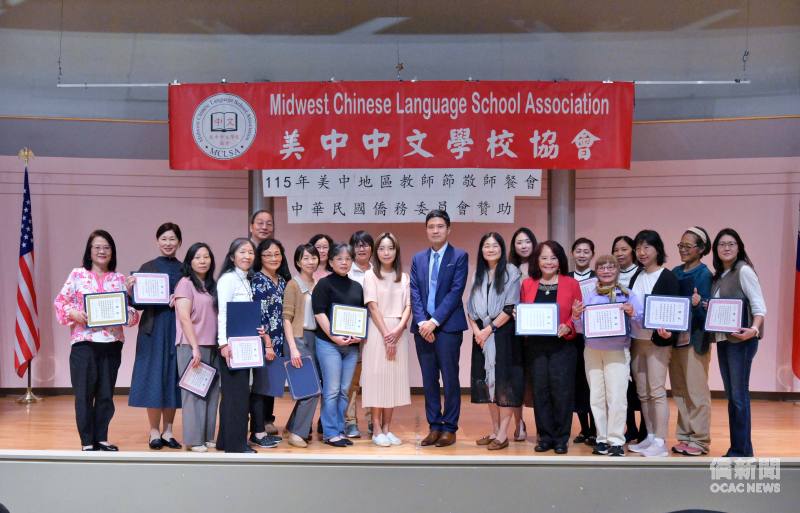 頒發賀狀、感謝狀、資深教師獎及優良教師獎狀合照。