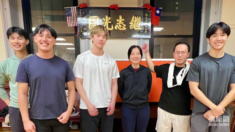 臺灣學生(左起)藍照淇、魏嶔典、林子祺及林靖庭等人合影。