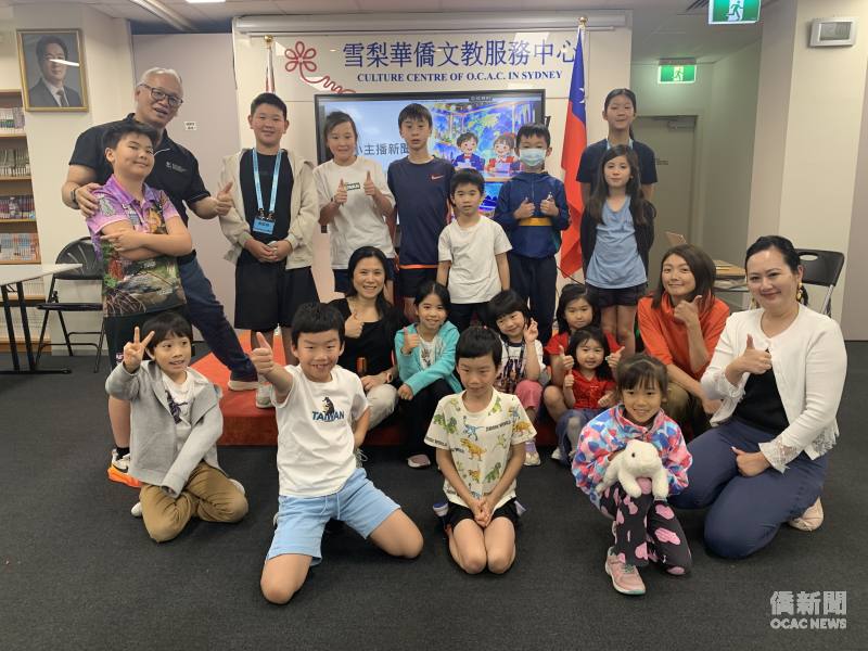 臺灣知名主播謝家璇（第二排右二）帶領學生練習口白、面對鏡頭建立自信，勇於用中文表達自己