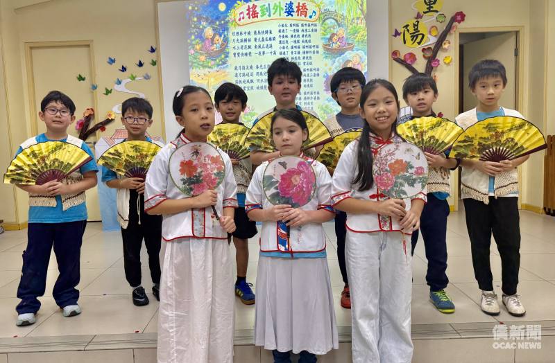 小學部學生表演〈搖到外婆橋〉。