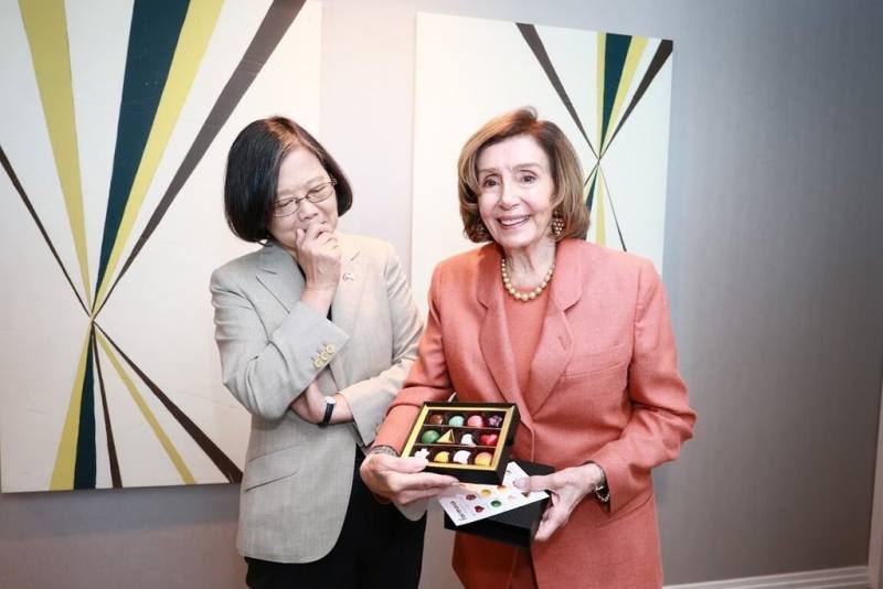 前總統蔡英文（左）7日在舊金山與美國聯邦眾議院前議長裴洛西，她特別準備台美人第二代創立品牌的巧克力送給裴洛西。（蔡英文辦公室提供）