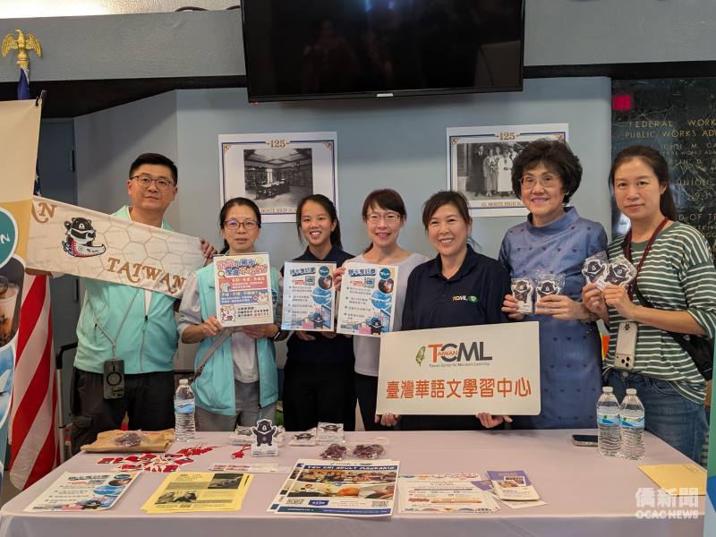 洛杉磯文教中心副主任劉玉玲（右四）推廣「i僑卡」及臺灣華語文學習中心。