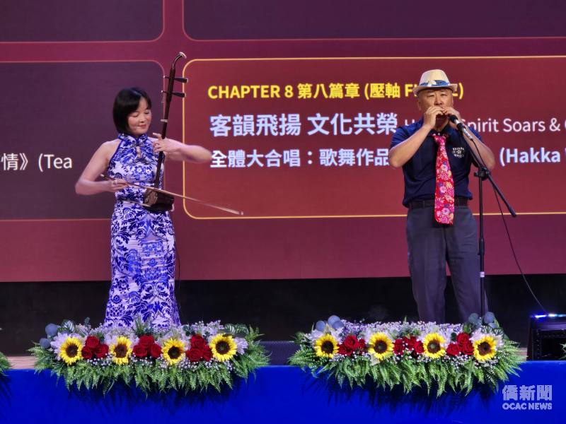 藍衫樂舞團領隊李森仁（右）與二胡演奏家洪充惠（左）攜手合奏〈望春風〉，樂聲悠揚動人。