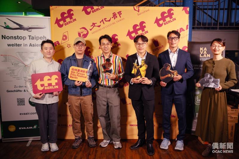 第九屆柏林台灣影展開幕合影：（由左至右）影展總監吳浩平、焦點導演廖克發、影展策展人邱昇達、駐德國代表處文化組副組長張祥裕、長榮航空德國總主任羅文威、長榮航空德國分公司陳諺玟。