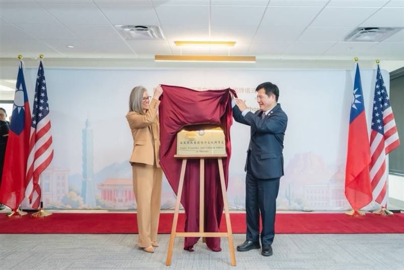 外交部長林佳龍（右）及亞利桑納州州長郝愷悌（Kate Hobbs）（左）於當地時間5日共同為駐鳳凰城辦事處揭牌。 （外交部提供）