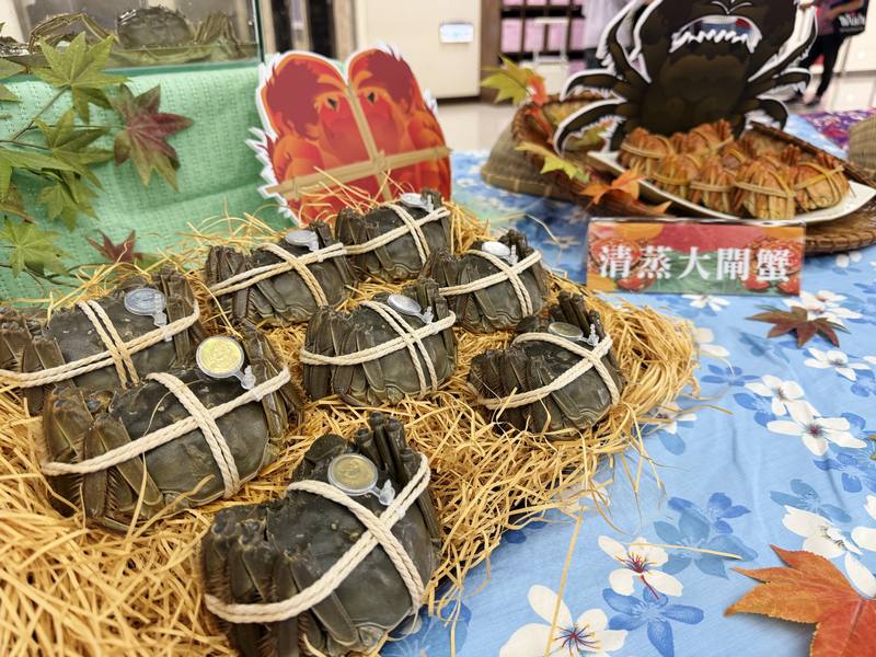 苗栗縣政府輔導養殖的優質大閘蟹6日上市開賣，縣府農業處提醒，購買時認明縣府核發的「產地QR Code雷射防偽蟹環」，並向信譽良好的養殖戶或銷售通路購買。