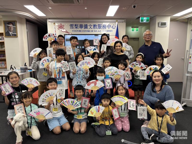 營隊書法與紙扇彩繪合影