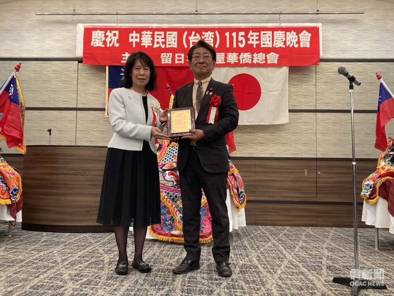 留日名古屋華僑總會會長石貴容(左)頒發感謝狀予名古屋市日台議員連盟會長藤田和秀(右)