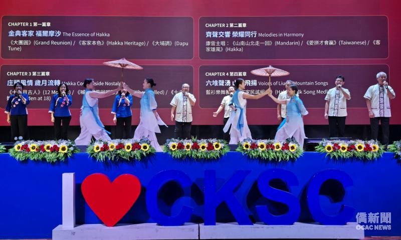 藍衫樂舞團演出客家經典歌舞〈客家本色〉，展現濃郁客家文化風情。
