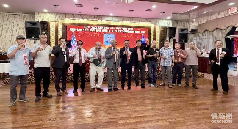 與會來賓敬酒。（左5為陳榮良、左6為鄺振強以及左8為僑務委員陳俊明）
