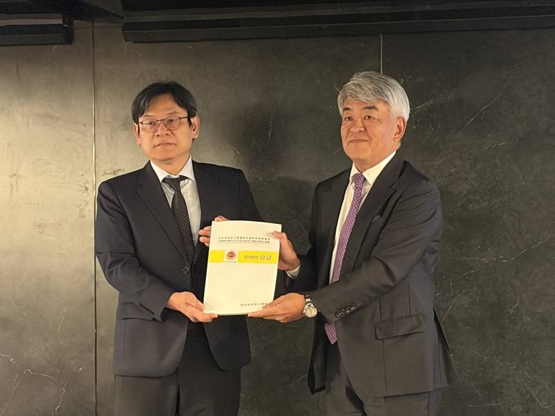 臺北市日本工商會7日發表2026年版白皮書，由臺北市日本工商會理事長增田裕一（右）遞交給國發會主委葉俊顯（左）。
