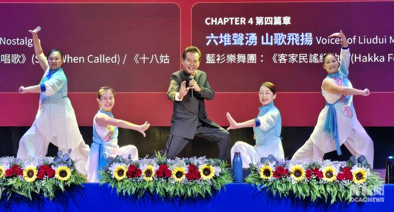 金鐘歌王康雷（中）演唱〈客家雄風〉，以雄渾歌聲展現客家文化魅力。