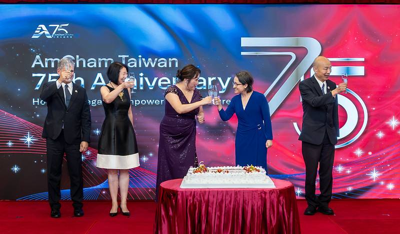 副總統與現場貴賓一同舉杯祝賀，慶祝台灣美國商會成立75周年
