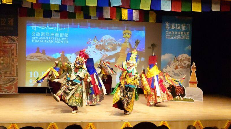 故宮南院穿越喜瑪拉雅特展8日開幕，邀請寧瑪巴聞思修佛學會藏傳佛教僧人，演出傳承數百年的「羌姆舞」，表演融合舞蹈、音樂、面具與法器，舞者以莊嚴舞步傳遞藏傳佛教文化中的祝福。