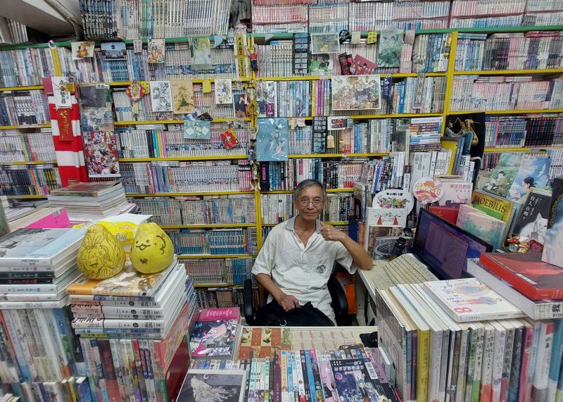 一個人的，小小的城。「萬隆21號租書店」每天從中午12點開門，到晚上10點半打烊，店主麥可周整天都待在店裡，跟每位上門的客人幾乎都能閒聊兩句。他自己也成為一座不動之城般令人安心的存在。圖片提供／丁名慶