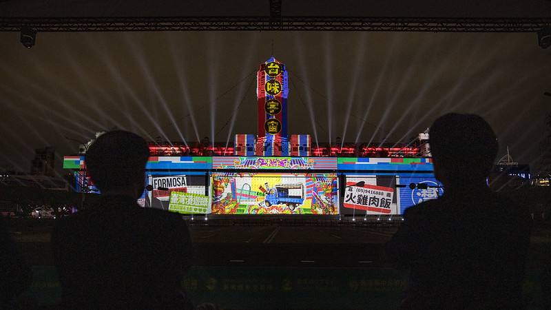 總統與現場民眾一同欣賞精彩的光雕展演