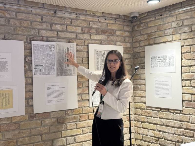 近期於布達佩斯登場的「1956匈牙利革命與台灣」特展，呈現70年前台灣人民即使身處物資匱乏的年代，仍伸出援手，支持匈牙利人民爭取民主。策展人風映月（Bernadett Szél）表示，台灣人具有深厚的互助精神，而這段歷史也提醒人們，「民主需要持續不懈地守護」。