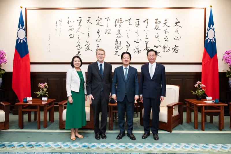 總統與「美國聯邦參議員班奈特訪問團」合影
