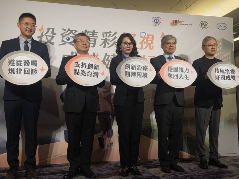 台北榮民總醫院眼科部視網膜科主治醫師翁章旂（左）7日表示，透過眼內注射藥物治療濕性黃斑部病變已成主要治療方式；目前健保給付針數放寬至14針，研究顯示，眼內注射藥物治療普及後，治療中斷率及視力嚴重惡化發生率皆顯著下降。