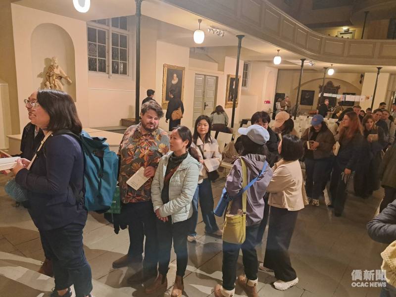 排隊索取簽書的書迷們。