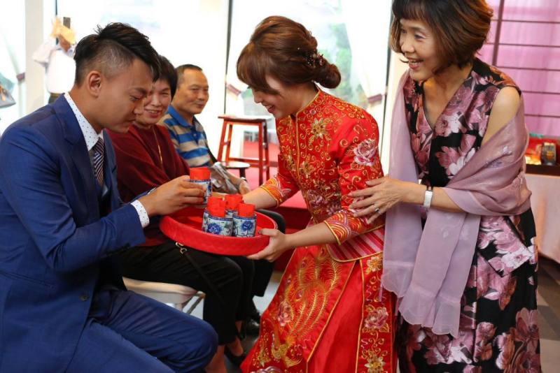 婚俗禮儀中的奉茶儀式。許芷昀提供。