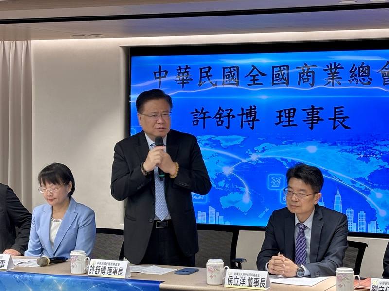 商總8日舉辦第1屆「商總國際台商騰飛計畫」啟動記者會，理事長許舒博（中）表示，目前規劃推動「台灣城（Taiwan Town）」概念，盼未來在日本、美國等地整合台灣餐飲、食品等品牌，形成海外台商聚落，為赴海外投資的台灣企業及員工提供更多服務與支持。