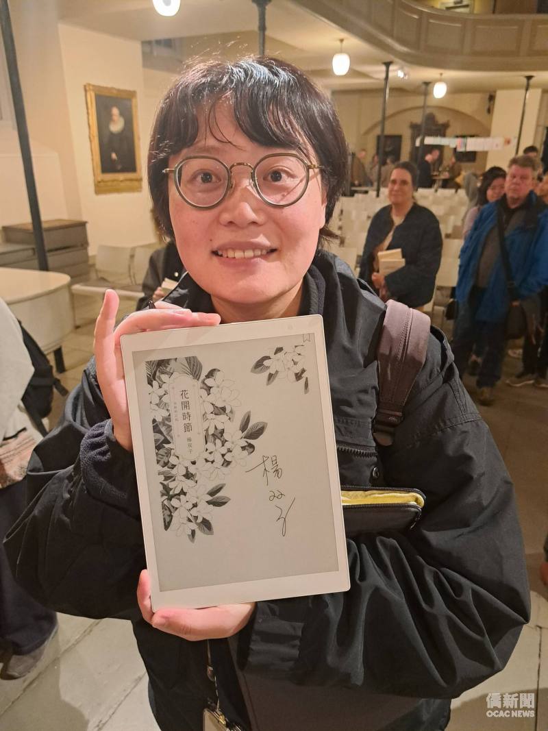 來自臺灣的留學交換生帶來《花開時節》索取簽名。