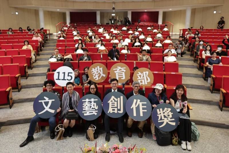 教育部7日頒發115年度文藝創作獎，從772件參賽作品中選出59件獲獎創作，其中AI成了為熱門題材。（教育部提供）