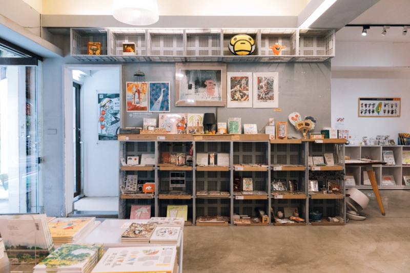 陳炳槮逐步調整出版社的勞動型態與成本，並重新配置書店的收入來源，精算出一套輕量生存結構。