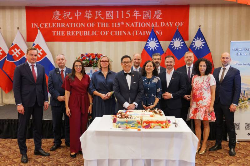 駐斯洛伐克代表處舉行國慶酒會，近300位貴賓盛裝出席。駐斯洛伐克代表李南陽（左5）與斯洛伐克跨黨派國會議員合影。（駐斯洛伐克代表處提供）