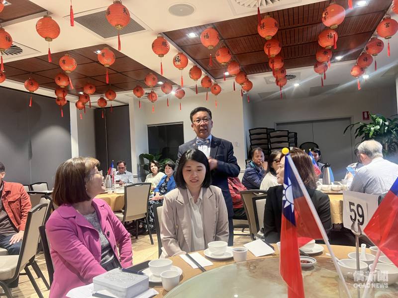 澳洲留臺校友會會長黃煥南代表校友表達心懷臺灣、堅定支持臺灣的心意。