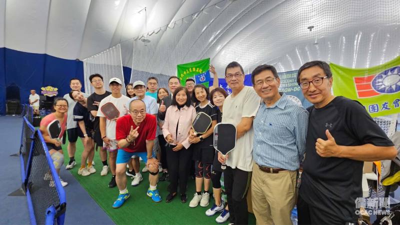 華府文教中心主任黃正杰（右排七）與工作人員合影 – 包括建中校友會會長陳世偉（左前，紅衣）、華府臺灣同鄉聯誼會DC分會副會長何淑妙（右排六）、救國團團友會會長譚建武（右排二）、華府臺灣同鄉聯誼會DC分會會長趙葉青（右後排八）、 中原校友會會長Johnny Shih（中後，黑衣舉手者）。