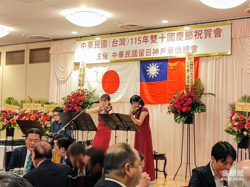 活動現場安排小提琴演出。