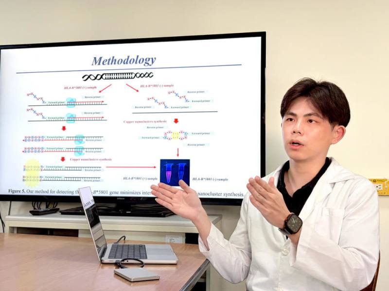 高雄醫學大學藥學系博士後研究員賴可朋（圖）以創新DNA引子設計結合銅奈米團簇，發展可透過螢光差異判讀基因變異的方法，相關研究獲2026年「李天德醫藥科技獎—傑出論文獎」，也展現高醫大藥學研究結合生物科技與奈米材料的成果。（高醫大提供）