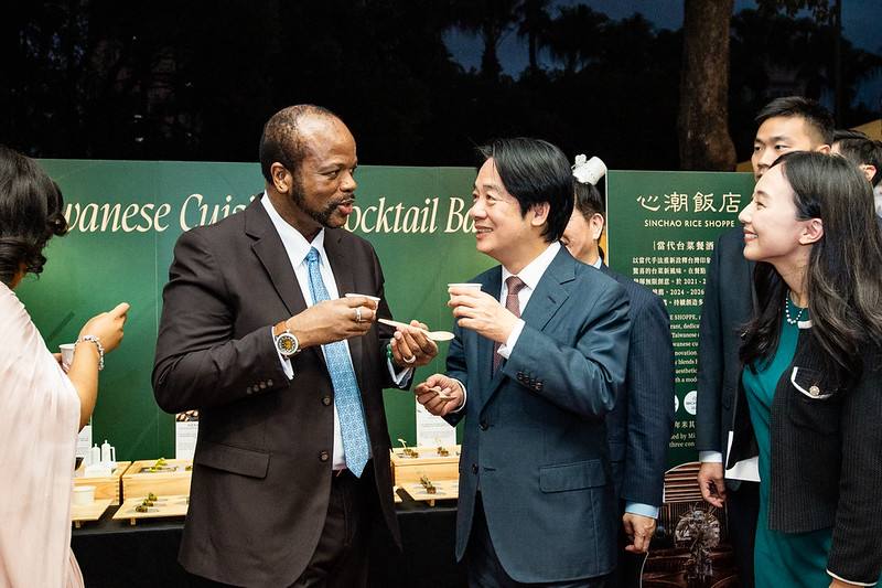 總統與恩史瓦帝三世國王及祖瑪王妃等貴賓一同參觀攤位，並品嚐臺灣在地傳統點心及飲品