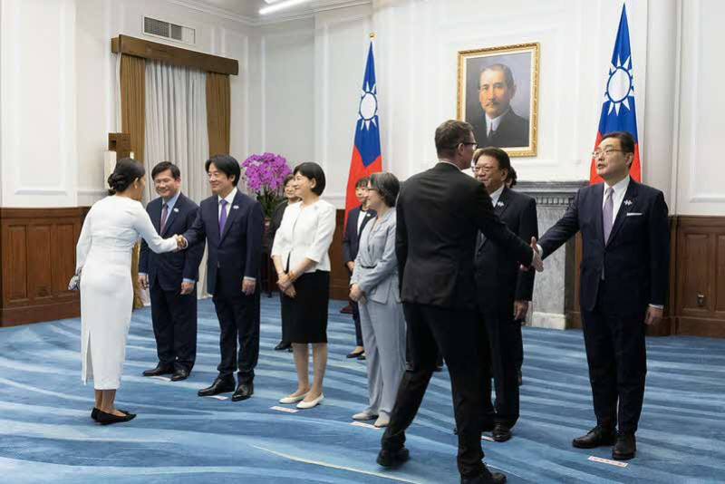 外賓依序向總統與副總統握手致賀，總統與副總統對外賓參加雙十國慶表達感謝之意