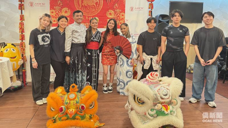 林幼淇（左二）在2026年6月的亞美老人服務中心新年晚會中進行舞獅表演。
