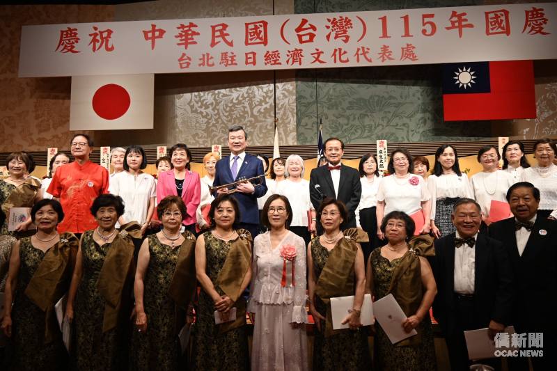 李逸洋(持小號者)夫婦與合唱團共同演出臺灣歌曲