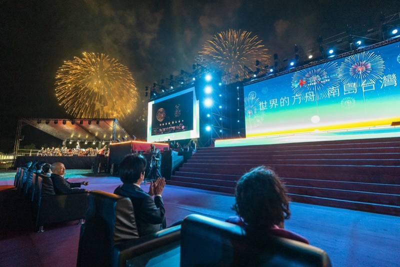 賴清德總統10日晚間前往臺東市國際地標出席「國慶焰火晚會」