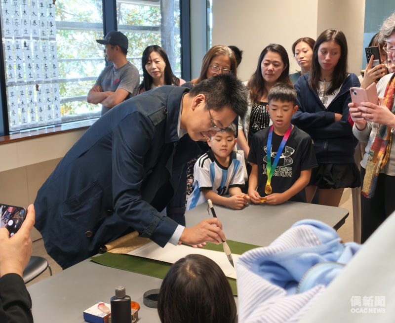 書法名家廖峻鋒於現場揮毫示範，展現流暢運筆與遒勁氣韻。